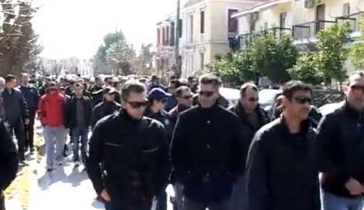 Οι ένστολοι στη Λέσβο βγήκαν στους δρόμους με ένα φέρετρο
