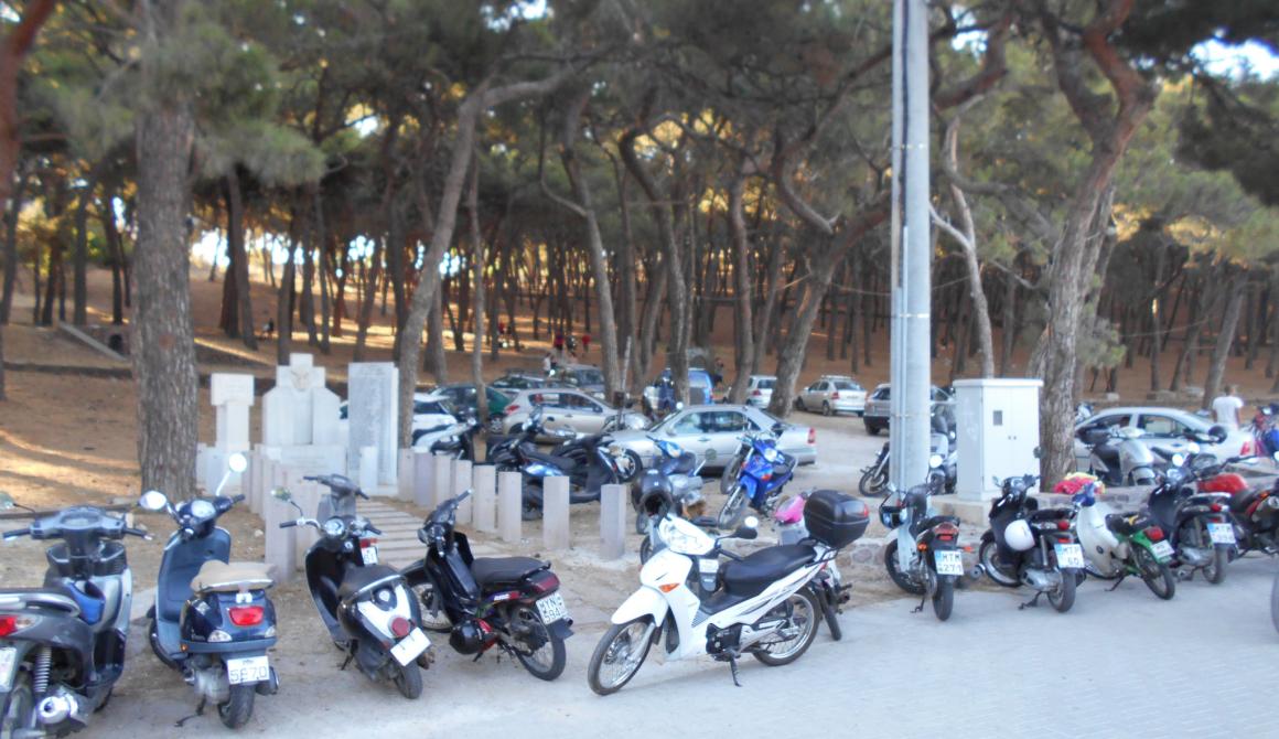 Ο χώρος του Μνημείου γίνεται χώρος στάθμευσης παντός είδους τροχοφόρων.