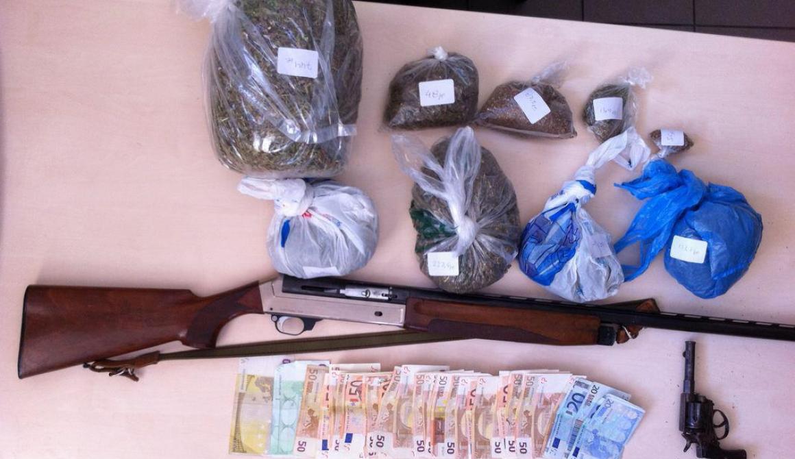1,4 κιλά χασίς , 2 όπλα και 2.000 ευρώ στη κατοχή 55χρονου στα Κεραμειά Λέσβου