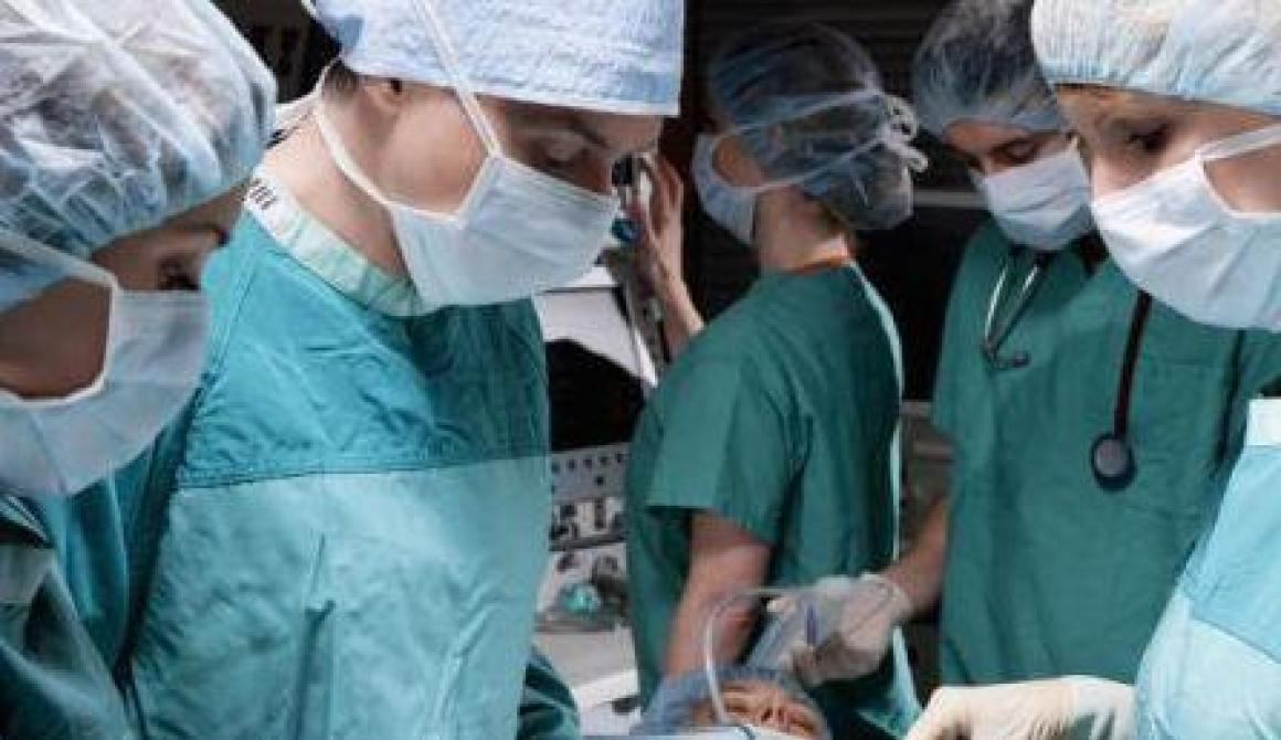 Ο γιατρός που τόλμησε και η γυναίκα από τη Μυτιλήνη που νίκησε το θάνατο