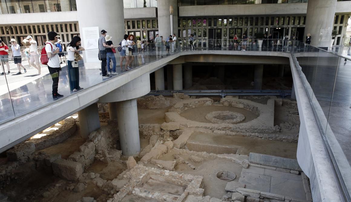 Η ανεσκαμμένη έκταση με σπίτια, εργαστήρια, λουτρά και δρόμους μιας αρχαίας αθηναϊκής γειτονιάς που βρίσκεται κάτω από το Μουσείο της  Ακρόπολης θα είναι επισκέψιμη στο κοινό από 21 Ιουνίου, με την ευκαιρία των 10 χρόνων λειτουργίας του Μουσείου Ακρόπολης (φωτο ΑΠΕ-ΜΠΕ/ΑΛΕΞΑΝΔΡΟΣ ΒΛΑΧΟΣ)