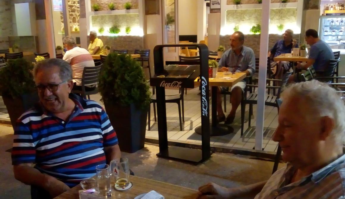 Απόστολος Κομνηνακας και Δημήτρης Μπουρνους χθες το βράδυ στο Φανάρι Μυτιλήνης. Ευτυχείς γονείς των νεοεκλεγεντων νεαρών βουλευτών του Νομού. Λέσβου, Γιάννη Μπουρνου (ΣΥΡΙΖΑ) και Μαρίας Κομνηνακα (ΚΚΕ)