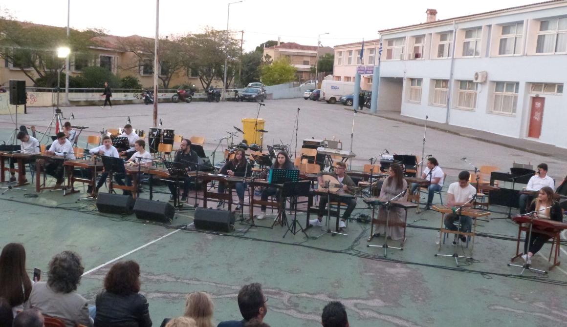 Τετάρτη απόγευμα και η αυλή του Μουσικού σχολείου Μυτιλήνης γέμισε από μαθητές , εκπαιδευτικούς,  γονείς και πολύ κόσμο που συγκεντρώθηκαν για να παρακολουθήσουν   την τελική  μουσική εκδήλωση των Συνόλων.  Οι εκδηλώσεις αυτές θα συνεχιστούν και αυτό τον μήνα  αλλά και τον Ιούνιο. 
