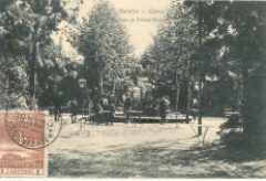 Η λιμνούλα στο κέντρο του κήπου μετά το 1912 καθώς το άγαλμα έχει γκρεμιστεί και ο κήπος έχει μετονομαστεί σε άλσος Κωνσταντίνου του διαδόχου