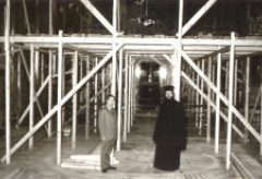 Εργασίες ανακαίνισης του εσωτερικού του ναού το 1973. 