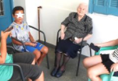 Η 96χρονη Βασιλική Ράλλη φέτος τον Αύγουστο στην αυλή του σπιτιού της στη Θερμή.Τα όσα μας είπε μας άνοιξαν το δρόμο για το αφιέρωμα που κάνουμε