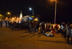   Μέλη ευάλωτων οικογενειών από τη Μόρια περιμένουν στο λιμάνι της Μυτιλήνης για να επιβιβασθούν σε αρματαγωγό με κατεύθυνση την Ελευσίνα, με τον έλεγχο να είναι εξονυχιστικός, την Παρασκευή 1 Νοεμβρίου 2019. Μετ’ εμποδίων εξελίσσεται η επιχείρηση μετακίνησης 815 αιτούντων άσυλο από τη Λέσβο με δυο αρματαγωγά πλοία του Πολεμικού Ναυτικού. Μέχρι αυτή τη στιγμή (ώρα 7 το απόγευμα) έχουν πιστοποιηθεί 615 άτομα όλα μέλη κατηγοριών ευάλωτων οικογενειών, οι οποίοι και σταδιακά μεταφέρονται στο λιμάνι της Μυτιλήνη
