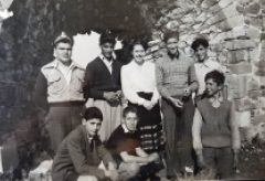 Στο κάστρο της Μυτιλήνης,άνοιξη του 1952. Τα παιδιά του Κιοσκιού,όρθιοι Παυλέας, Χ.Τσακίρης,η Μαρί γαλλίδα τουρίστρια που ξεναγήσαμε,ο Αντώνης Περγαμηνέλλης ή Καρουλάκιας (επειδή είχε σγουρά μαλλιά),ο Φούσκας(περιηγητής του νεύρου) καθήμενοι Κ.Τσακίρης, εγώ και ο ΄Αγγελος Μπούμπας (μοδίστρα)