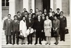 Μουσαις χαρισι θυε.νοεμβριος 1961.αποφοιτοι της νομικης σχολης του ΑΠΘ με τον καθηγητη και κοσμητορα της σχολης Νικολαο Πανταζοπουλο.
