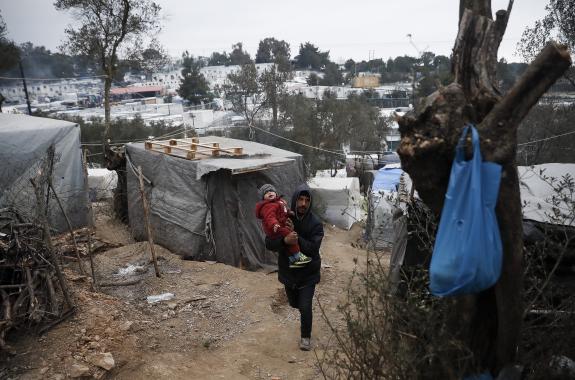 Στιγμιότυπο από την καθημερινή ζωή στον προσφυγικό καταυλισμό της Μόριας στην Λέσβο, Τεταρτη 22 Ιανουαριου 2020. Περισσότεροι από 20.000 αιτούντες άσυλο διαβίωνουν αυτή την στιγμή μέσα και γύρω από το καμπ σε πολύ άσχημες συνθήκες και χαμηλές θερμοκρασίες. ΑΠΕ-ΜΠΕ/ΑΠΕ-ΜΠΕ/ΔΗΜΗΤΡΗΣ ΤΟΣΙΔΗΣ