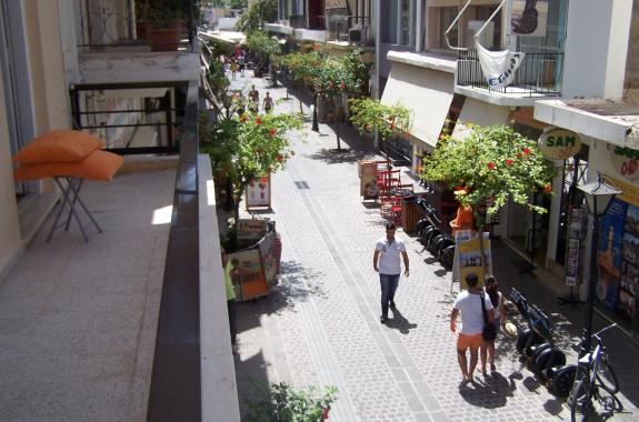 Πλακόστρωτοι πεζόδρομοι περιπάτου (χωρίς extra πεζοδρόμια) στο ιστορικό κέντρο Χανίων