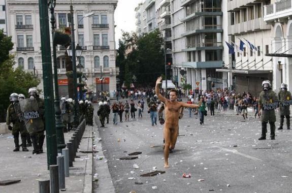 «Χαιρέτισε» τη Μέρκελ... γυμνός (φωτό)