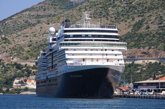 New Amsterdam... με 2500 τουρίστες στο λιμάνι της Μυτιλήνης