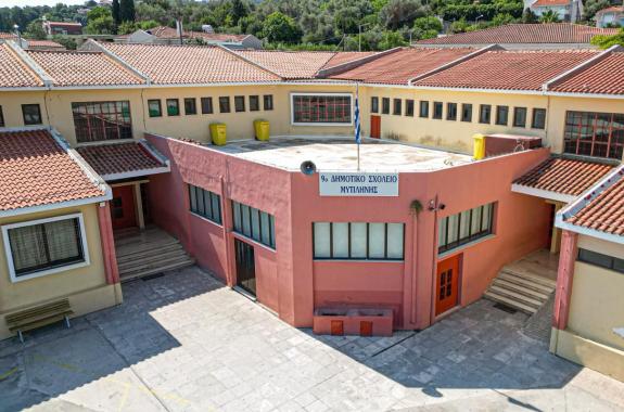 Το 9ο Δημοτικό Σχολείο Μυτιλήνης, όπως αποτυπώνεται σήμερα, εντάσσεται σε έργο ενεργειακής αναβάθμισης προϋπολογισμού 1,085 εκατ. ευρώ, με στόχο τη βελτίωση των υποδομών, τη μείωση της ενεργειακής κατανάλωσης και τη δημιουργία σύγχρονου, ασφαλούς σχολικού περιβάλλοντος.
