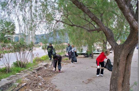 Εθελοντές  καθάρισαν την Πέτρα και... τον Ηλία Κουνιαρέλλη