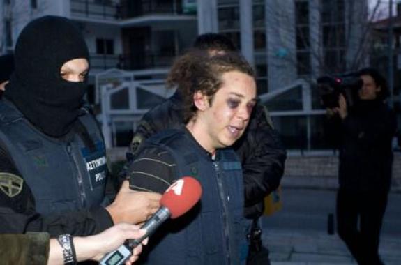 «Επί 4 ώρες τον είχαν γονατισμένο και τον χτυπούσαν» 