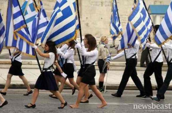 ΦΩΤΟ-Η Ξυπόλητη σημαιοφόρος!