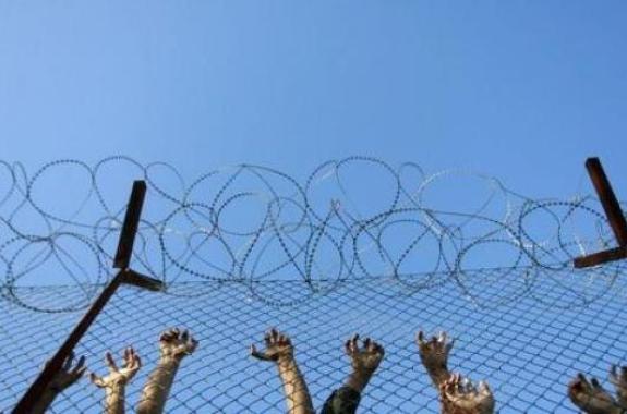 Μετανάστες δραπέτευσαν από κέντρο κράτησης στη Λιβύη