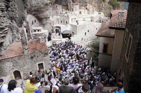 Για τρίτη συνεχόμενη χρονιά η λειτουργία στην Παναγία Σουμελά στο Πόντο