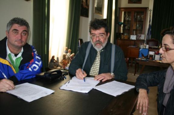 Υπογραφή σύμβασης εκτέλεσης έργου πλακόστρωσης οικισμού Νάπης από το Δ.Λέσβου