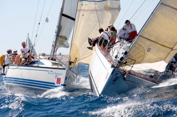 Με το βοήθεια του μελτεμιού και με συμμετοχή 100 σκαφών ξεκίνησε η Aegean Regatta