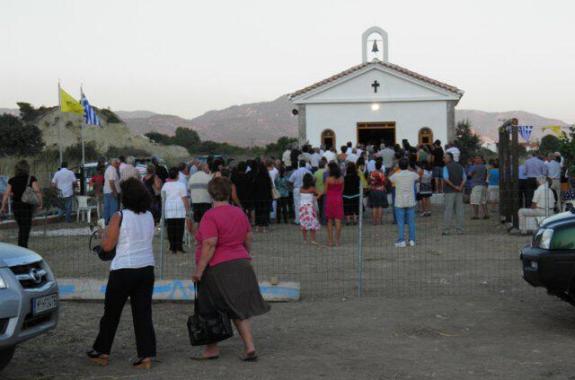 Δεν έχουν το Θέο τους... έκλεψαν παρεκκλήσι στα Βατερά