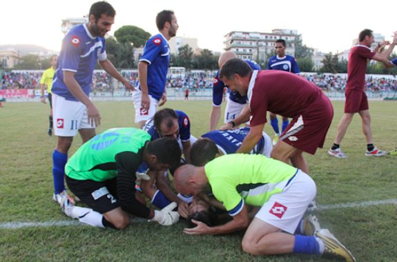 Στη πρώτη φωτογραφία Ο Ηλίας Κώτσιος "πνίγεται" στις αγκαλιές των συμπαικτών του που πανηγυρίζουν μαζί του το πανέμορφο γκολ που πέτυχε στο 83' κάνοντας το 2-0.