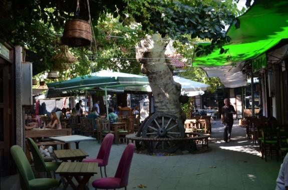 Υποδειγματική σύγχρονη χρήση της οθωμανικής αγοράς. Ούτε σκέψη για χρήση ανάλογη με τις δικές μας αυθαίρετες