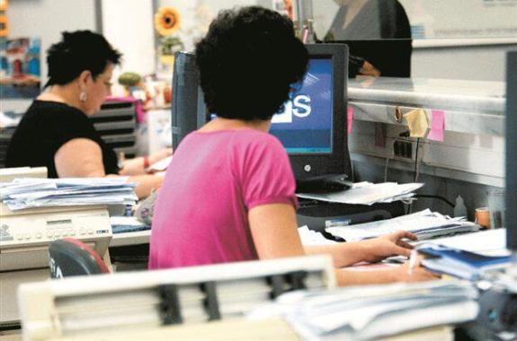 Η λίστα με τους 25.000 δημοσίους υπαλλήλους που θα τεθούν σε διαθεσιμότητα