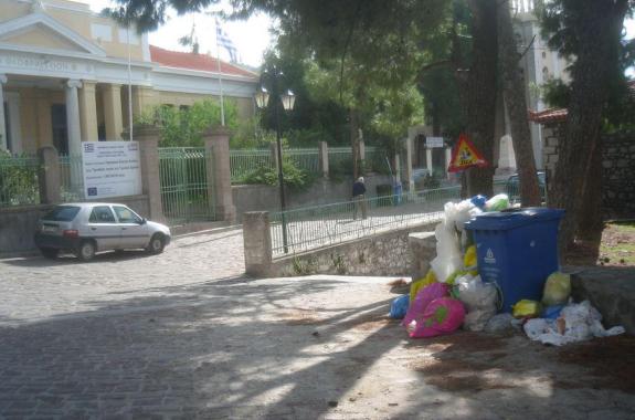 Σκουπιδότοπος η Ερεσός!!! Ντροπή!