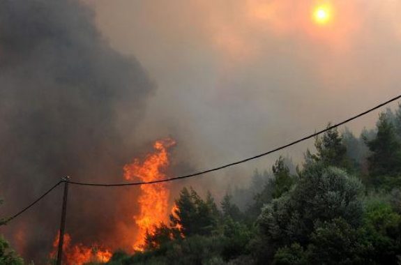 Συνεχίζεται η μάχη για τη κατάσβεση της φωτιάς στο Άγιο Όρος