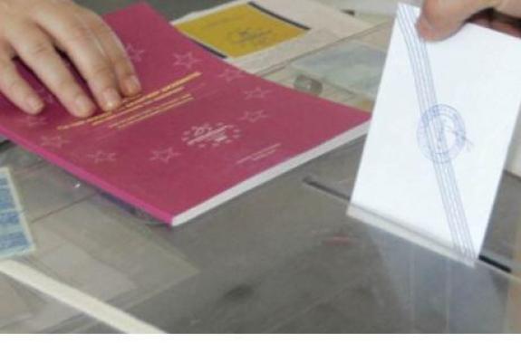 Μάχη ψήφο με ψήφο μεταξύ Ν.Δ και ΣΥΡΙΖΑ δείχνουν δύο δημοσκοπήσεις 