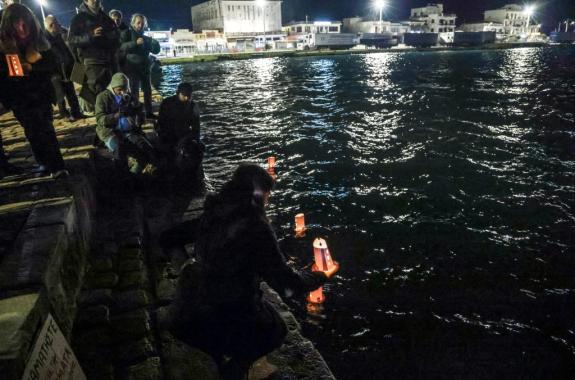 Φαναράκια στο λιμάνι της Χίου, στη μνήμη των ανθρώπων που χάθηκαν