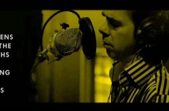 O Nick Cave τραγουδάει για την Ελλάδα της κρίσης