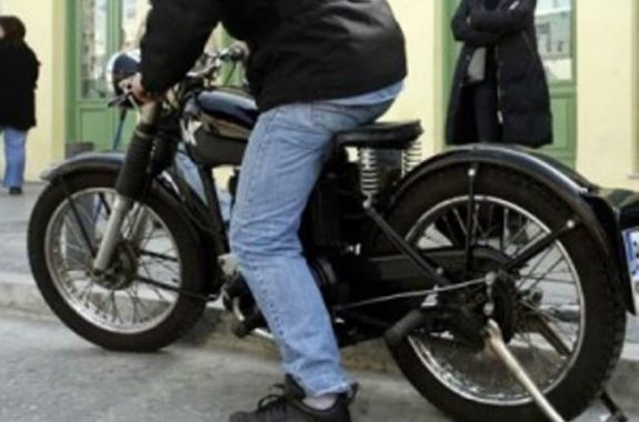 Και τη μηχανή έκλεψε και τους αστυνομικούς απώθησε για να μη συλληφθεί