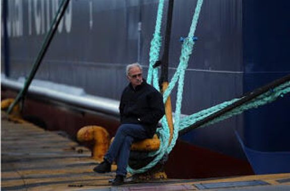 Κόβει δρομολόγια και ταχύτητα η ακτοπλοΐα