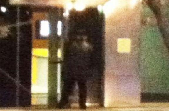 Ο χρυσαυγίτης δείχνει το ...πουλί του στη τζαμαρία του Μega!‏