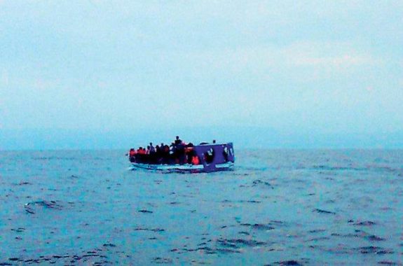 Από Τουρκία στη Μυτιλήνη με πλαστική λέμβο-10 συλλήψεις