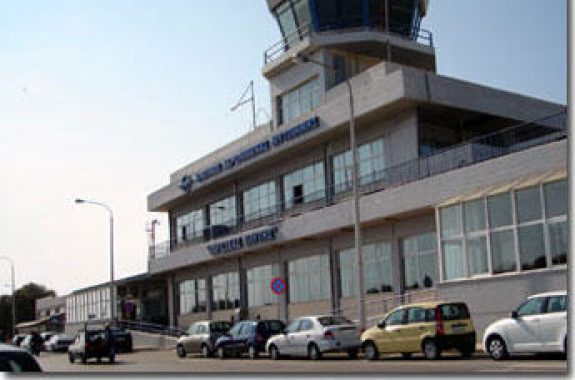 έσσερις συλλήψεις αλλοδαπών, που αποπειράθηκαν να ταξιδέψουν με πλαστά έγγραφα