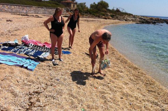 Παράδειγμα προς μίμηση: Ολλανδοί τουρίστες καθαρίζουν την παραλία του Αγίου Ισιδώρου