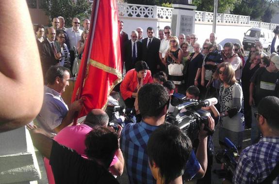 Φωτογραφία από την τελετή έναρξης της σχολικής χρονιάς 2013-14 στο Σχολείο των Αγ. Θεοδώρων τη Δευτέρα 16 Σεπτεμβρίου. Στο μέσο διακρίνονται οι τέσσερις μικροί μαθητές του Σχολείου.