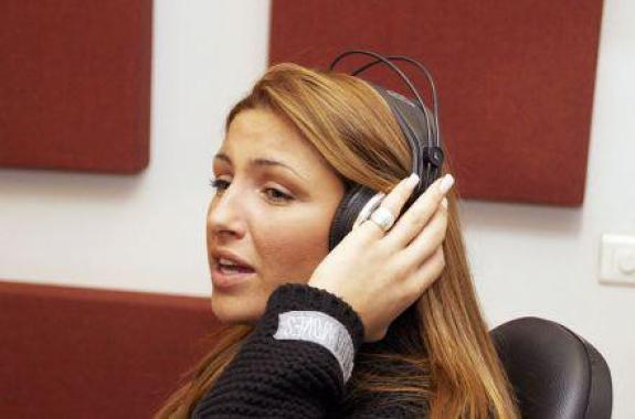 H Έλενα Παπαρίζου μιλάει στον Astra 93.2