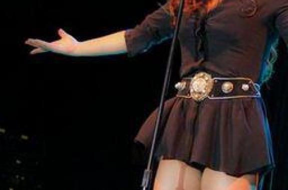 Αποκάλυψη Έλενας Παπαρίζου στη Μυτιλήνη: δεν φοράω εσώρουχα