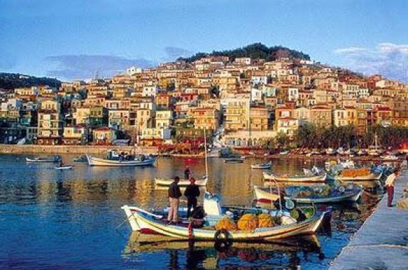 Μικροπολιτική Βουνάτσου με φόντο το Ειρηνοδικείο Πλωμαρίου