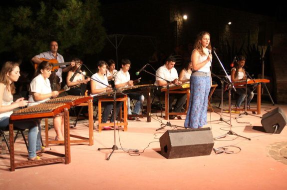 Σαντούρια Αγιάσου και Πανσέληνος χάρισαν μαγεία σε όσους βρέθηκαν στο Μουσείο Απολιθωμένου Δάσους