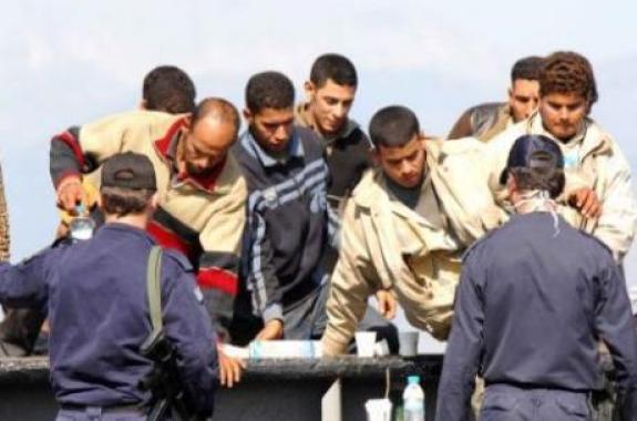 35 αλλοδαποί βύθισαν το σκάφος τους στα Μυστεγνά ώστε ...να εισέλθουν παράνομα στη Χώρα