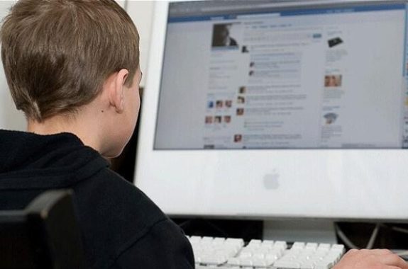 Facebook: Αίρει τα μέτρα προστασίας των ανήλικων χρηστών