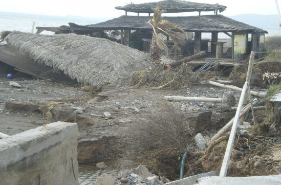 Εικόνες καταστροφής σε Βατερά και Σταυρό - Οι κάτοικοι βρίζουν το Δήμο!