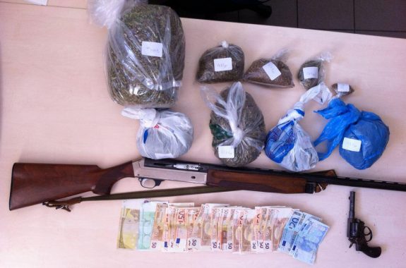 1,4 κιλά χασίς , 2 όπλα και 2.000 ευρώ στη κατοχή 55χρονου στα Κεραμειά Λέσβου