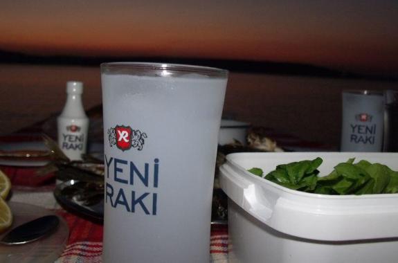 «Γιενί Ρακί» από Τουρκία  αντί για ούζο στα ελληνικά νησιά!